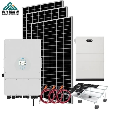Sistema solar híbrido en techos residenciales industriales durante 24 horas de trabajo