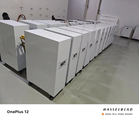 10.24 kWh-30 kwh Batería de almacenamiento solar de iones de litio Rango de potencia de salida para conexión a la red