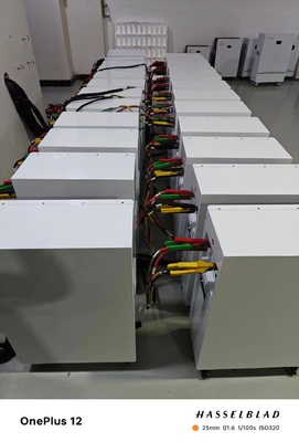 51.2v Batería de almacenamiento solar Modo de instalación apilable Panel solar